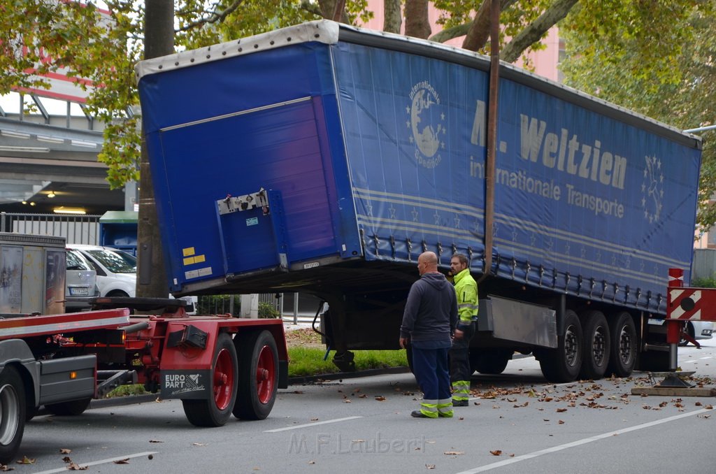 LKW verliert Auflieger Koeln Boltensternstr Pasteurstr P1977.JPG